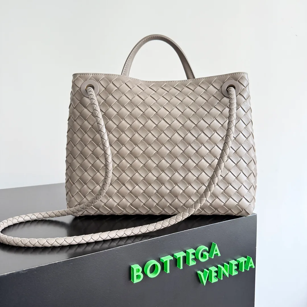 The 2023 new Andiamo batch of 2260 BV has been shipped‼ ️Really popular🔥The new Andiamo woven handbag launched by Bottega Veneta this season is really popular all over the world! ! Celebrities at home and abroad have worn it, and Oscar-winning actress Michelle Yeoh has taken it out on the street. Song Jia, Trai Yara, Yu Feihong, Sanji Ayaka, Rosie Hunting-Whiteley, Yoshioka Riho, etc. have all picked up this bag. It is classic and versatile, showing off its temperament, and the bag capacity is also large, which is very convenient for daily commuting! ! A variety of carrying methods, the shoulder straps can be adjusted by yourself, the original lambskin feels soft and delicate, and the neutral style is made to break gender boundaries and bring a more practical and long-lasting use experience. Andiamo, which has both elegant and casual styles, perfectly interprets the true appearance of "fashionable old money style". Style number: 743572 Size: 32*24*12